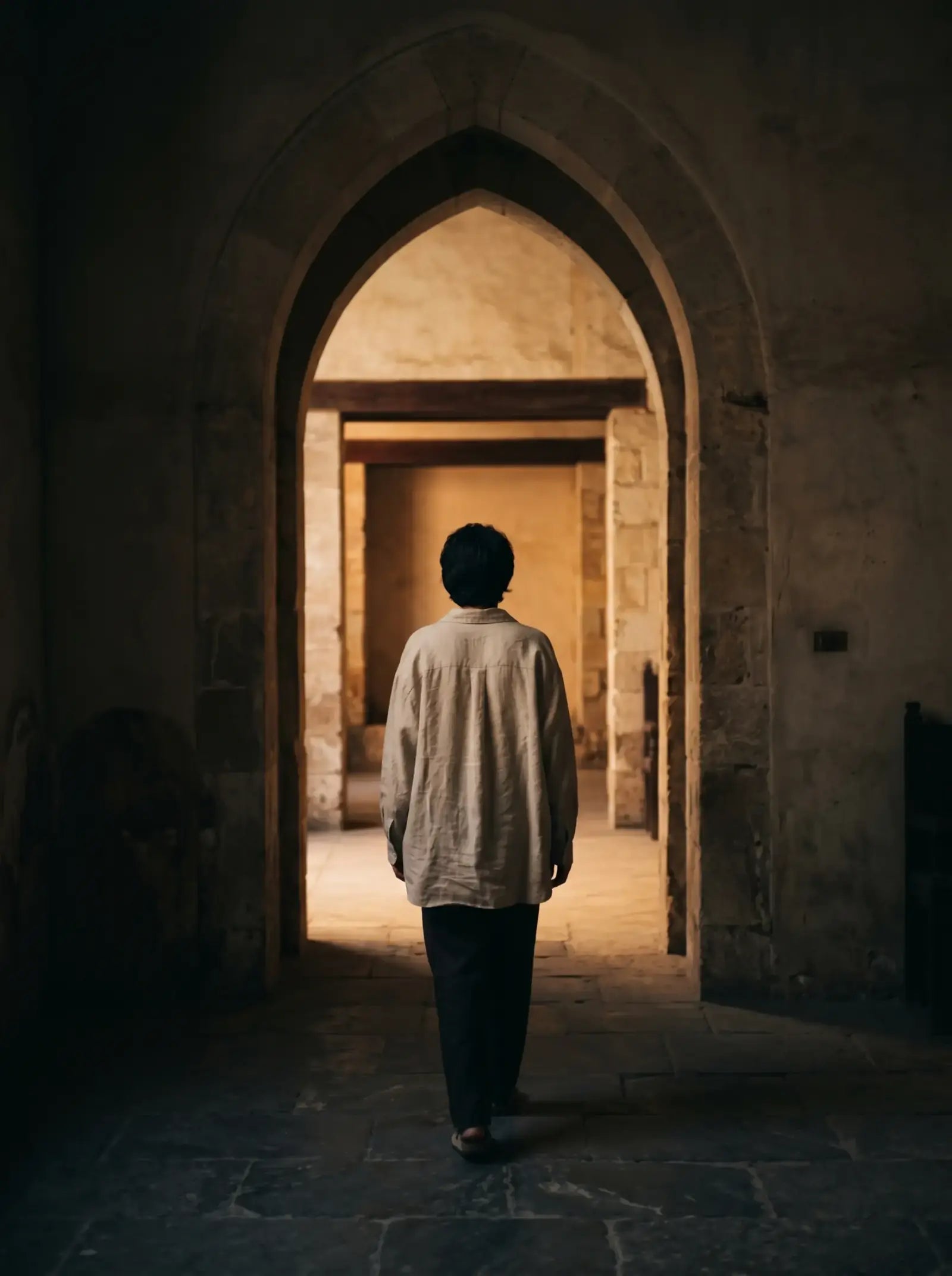 شخص من الخلف يغادر من باب